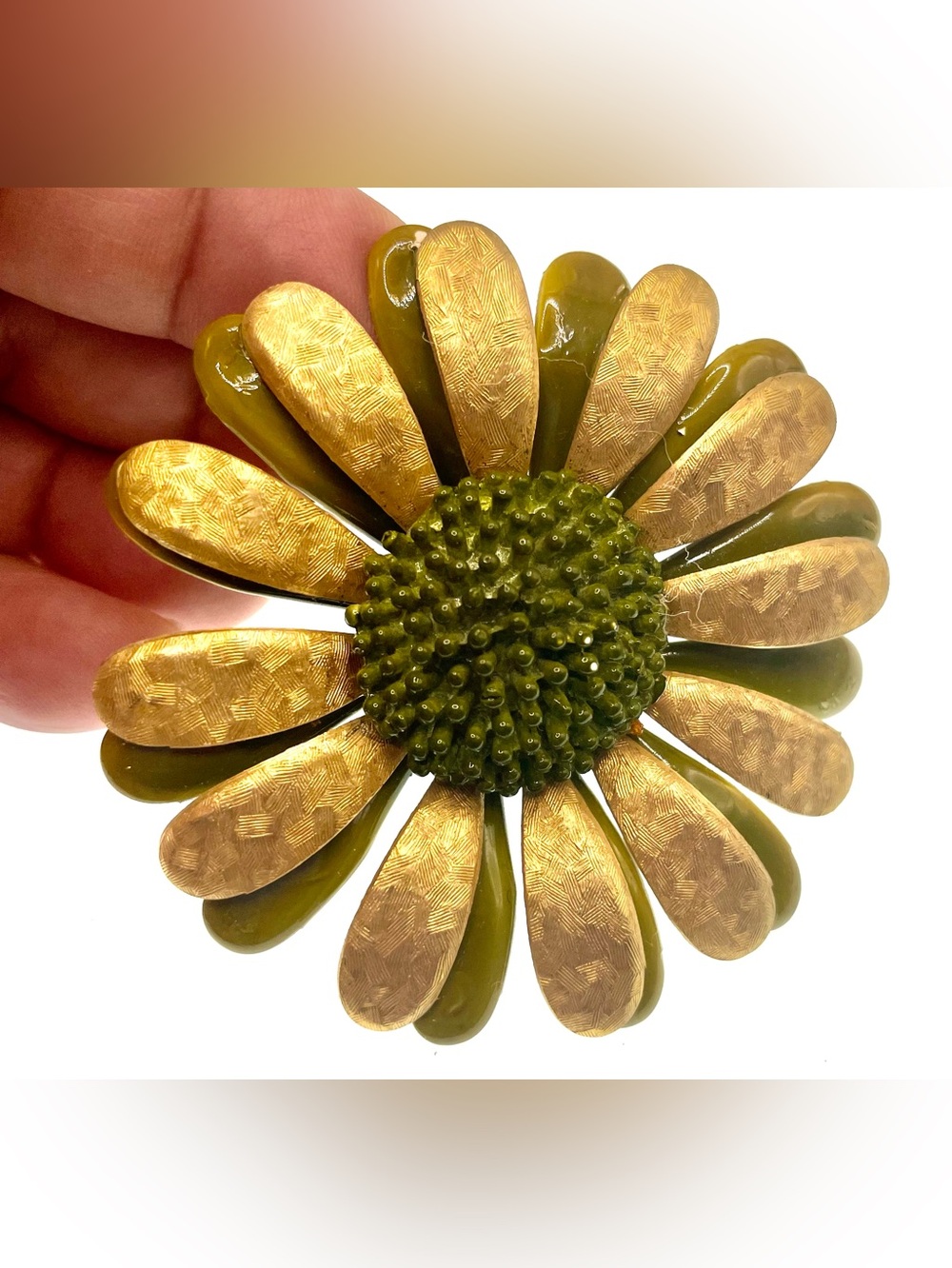 Vintage Green Enamel Flower Brooch Textured Gold Tone Daisy Floral Pin - Picture 5 of 6